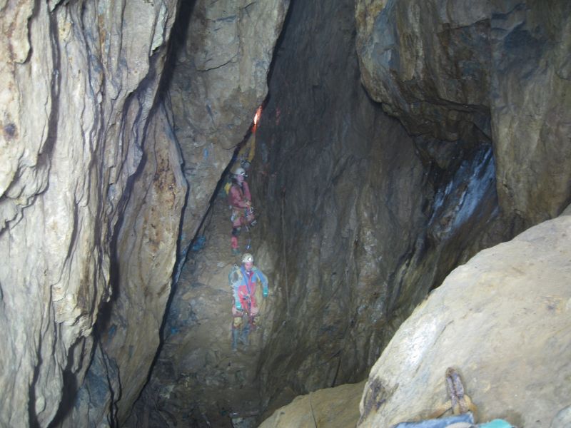 11_stope2aretechamber2.jpg - Approaching the Arete Chamber. Smatterings of blue can be seen on the walls.