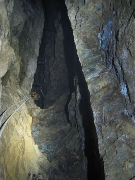 14_1stpitchpeteabseil.jpg - Looking up the first pitch, this is Pete abseiling down.
