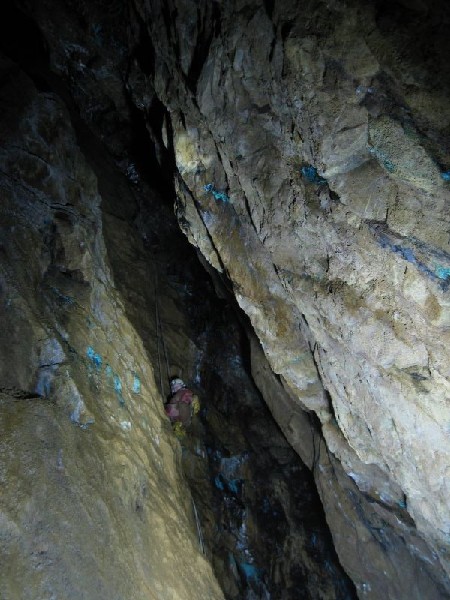 22_2ndpitchsally_abseil.jpg - Sally almost down on the second pitch.