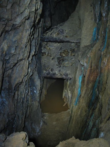 23_middlelevelbotof2ndpitch.jpg - View from the deads that we landed on, the passage here is the Middle Level.