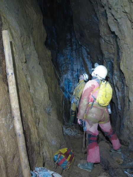 24_botof2ndpitchwaiting.jpg - Looking up and waiting for the others to get down.