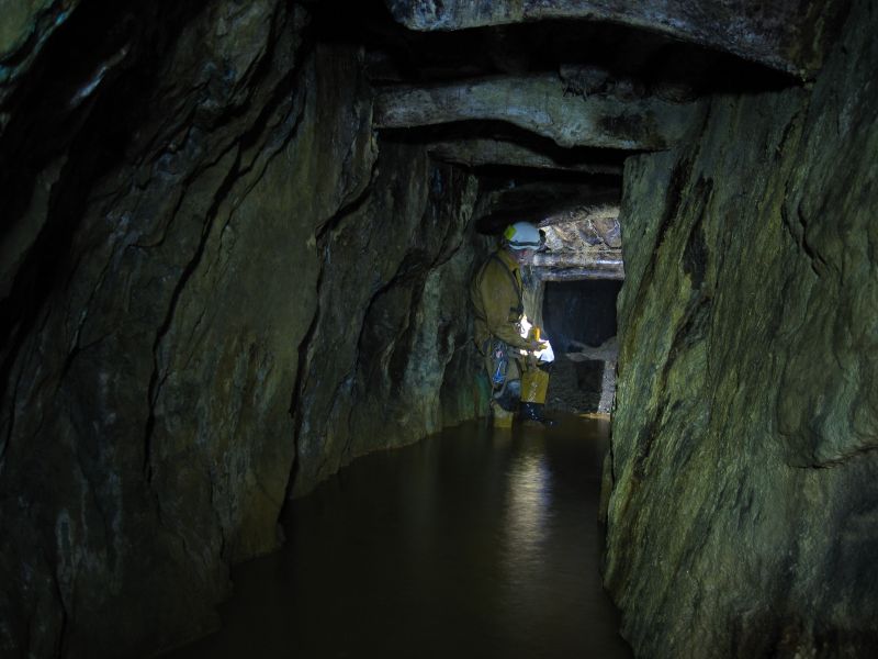 29_middlelev_wayon_colin.jpg - The way on to the Blue Sump.