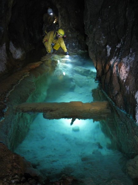 31_middlelev_bluesump2.jpg - The Blue Sump, and the start of all things blue.