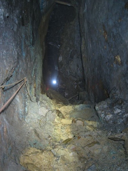 46_topofgully_stope1.jpg - Looking up towards the Gully from around half way down the stope.