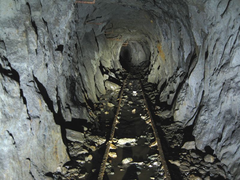 53_greycraglevel_northxc_2.jpg - Looking south down the North Crosscut.