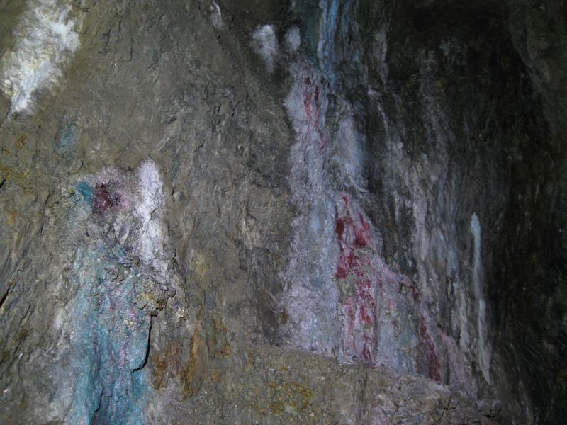 56_greycraglevel_strontiumdeposit.jpg - Just near the landing point on the Grey Crag Level, some red strontium staining.