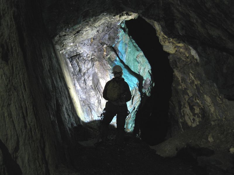 59_gcl_paddtendshaft_copperstainsally.jpg - Copper staining near Paddy End Shaft.