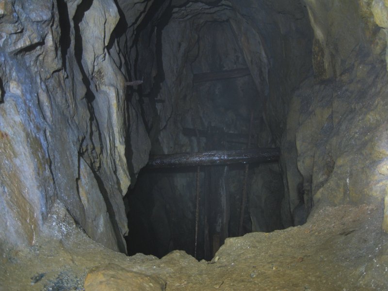 07_thriddleshafttop2.jpg - The top of Thriddle Shaft. Just below is a ledge, which housed the balance bob. Though not clear due to the mist and limited access the king post can be seen sticking up with theconnecting rods from the weight box on the ledge.