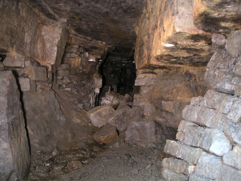 ul_dowgang_backtoexit.jpg - A view inside the level, this is looking back towards the entrance. The level is not very high, this was approximately 1.4m in height.