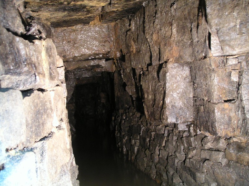 ul_dowgang_pastprints.jpg - The passage past the prints. The level drops considerably after this point to well under 1m.