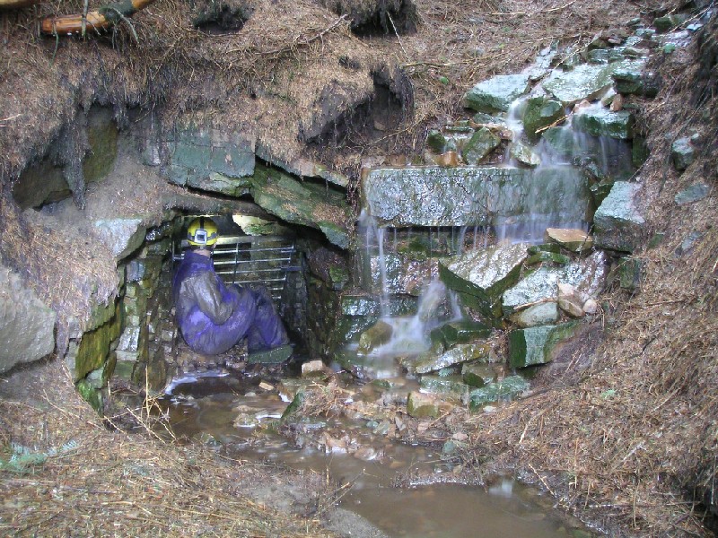 n4_adit.jpg - North 4 Level, adit on a wet day, water coming from the top and the bottom.