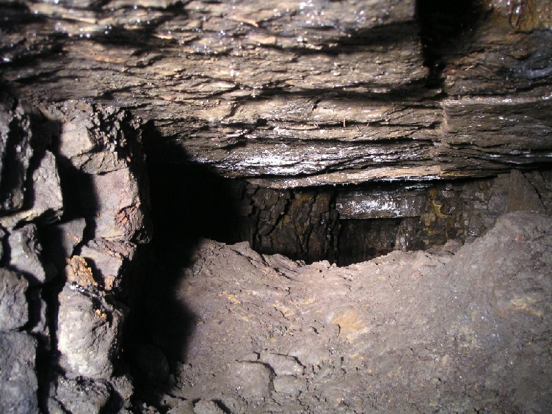 n4_flooded_sealed_pass2.jpg - Making our way back, we noticed this left hand branch that had been partly back filled. It is backed up with water behind the fill.