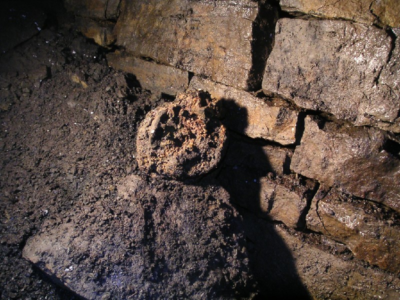 n4_wf_flange.jpg - The left passage from the cross roads looked rather pleasant when compared to other so we took this one. This looks like a flange of some sort, but due to the corrosion not 100% sure.