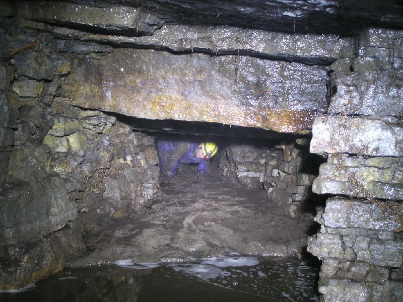 n4_xroads_striaght_on.jpg - The main level ran striaght in for some 50m and then we hit this cross roads. Pete was coming back from looking at the way on - heavy silt.