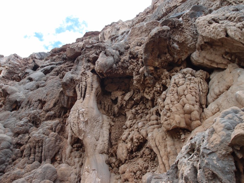 P6069520.JPG - Formations in an exposed rift on the bench.