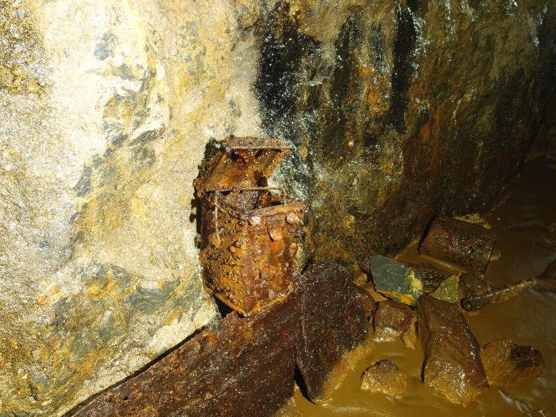 P6143297.JPG - Metal box.