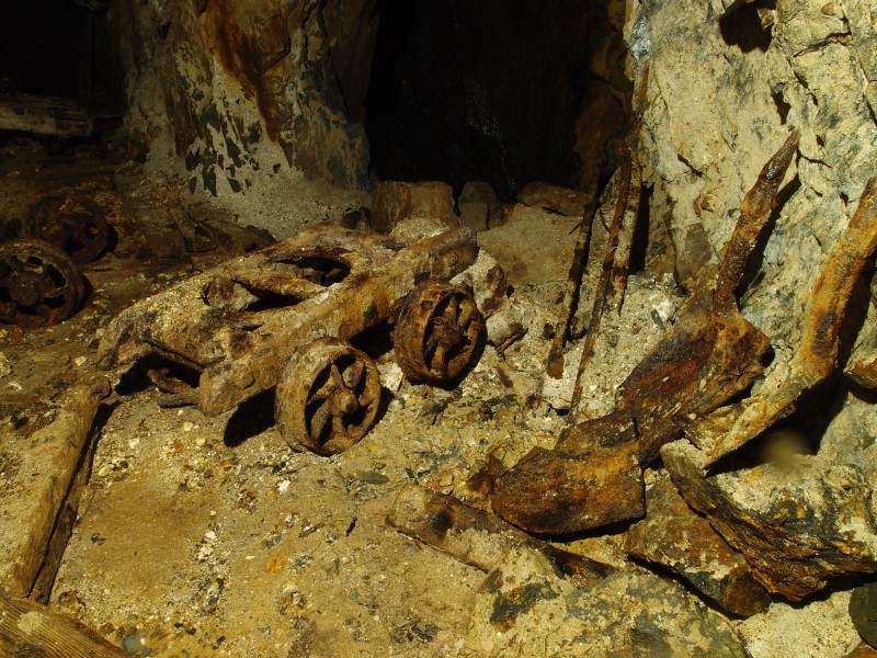 P6143331.JPG - Tub and shovel remains, 50' Level.