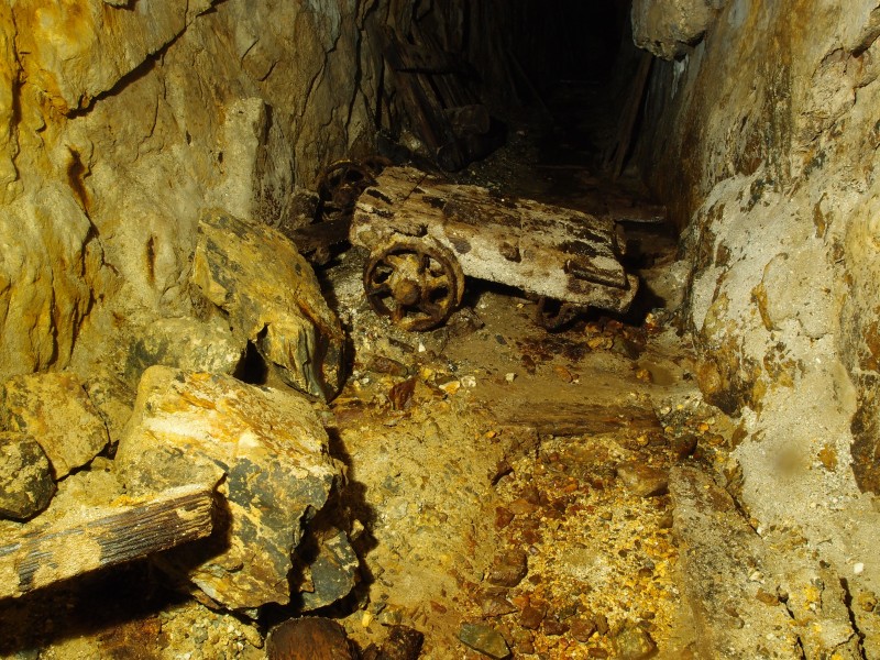 P6143332.JPG - Tub remains, 50' Level.