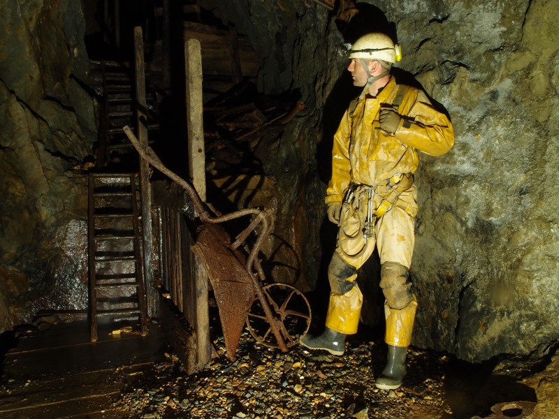 P6143337.JPG - La Porte Incline, wheel barrow.