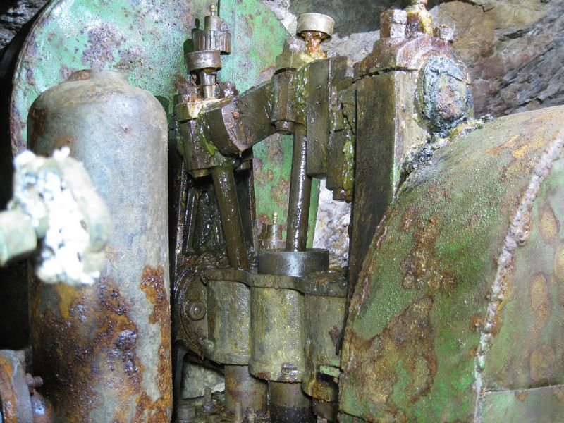 IMG_4543.JPG - Pistons and rods on the compressor.