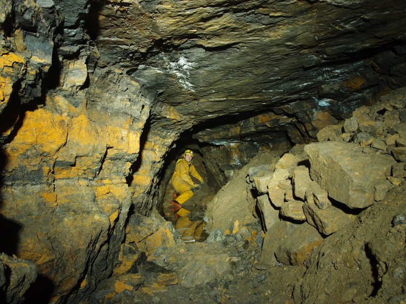 P3118456.JPG - Down the crosscut  with the Grassfield North Vein, some 30m and a blockage.