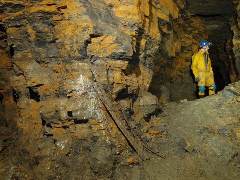 P3118459.JPG - Iron bars at the junction with the crosscut.
