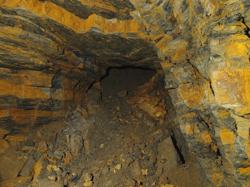 P3118462.JPG - Fall on the right along the main level. If you stuck your head in, a small draft could be felt.