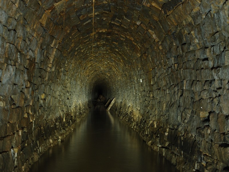 P3118493.JPG - Looking into the level, the ore truck can be seen in the distance.