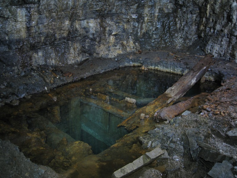 IMG_4437.JPG - As far as we went, the flooded and blind sump.