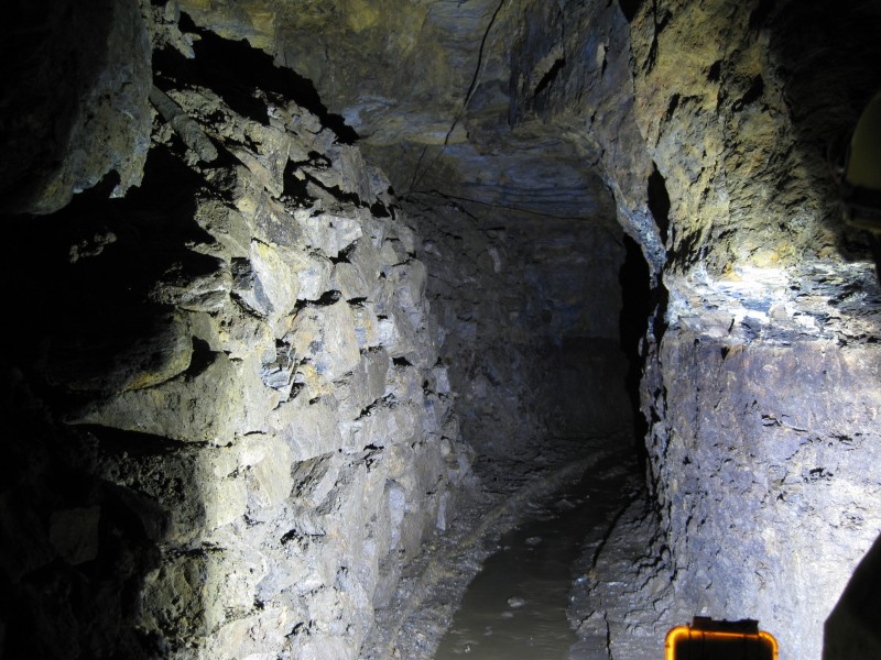 IMG_1382.jpg - Pack walling on a corner.