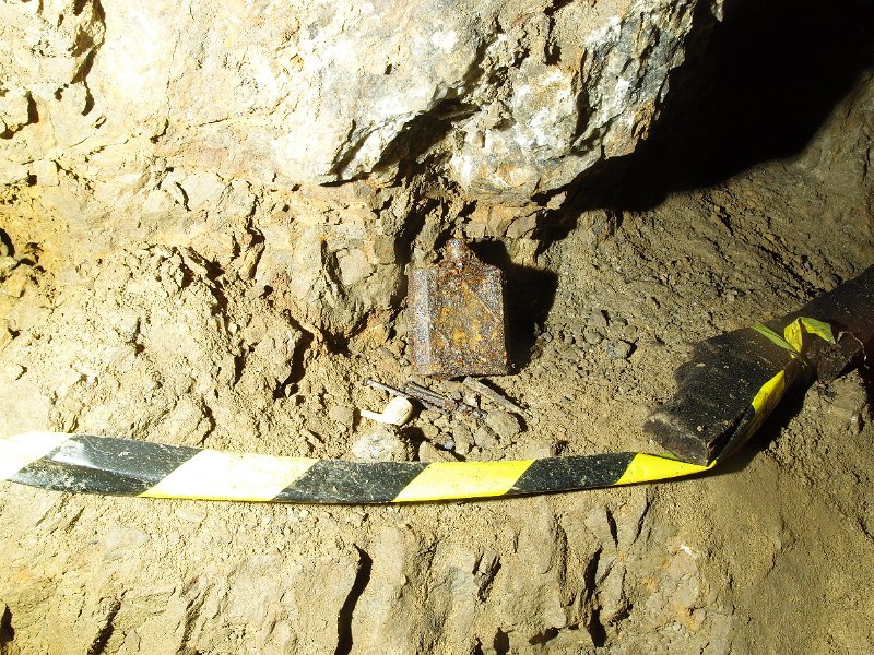 P8063937.JPG - Powder tin, nails and pipe bowl.