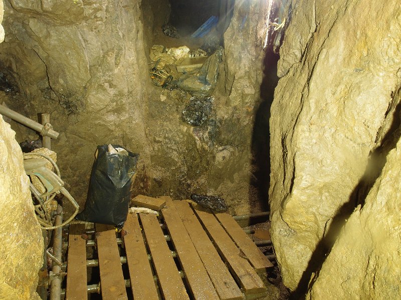 P8063974.JPG - Cleaning platform over a stope.