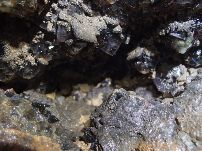 P1122375.JPG - Fluorite cubes in the cavity.