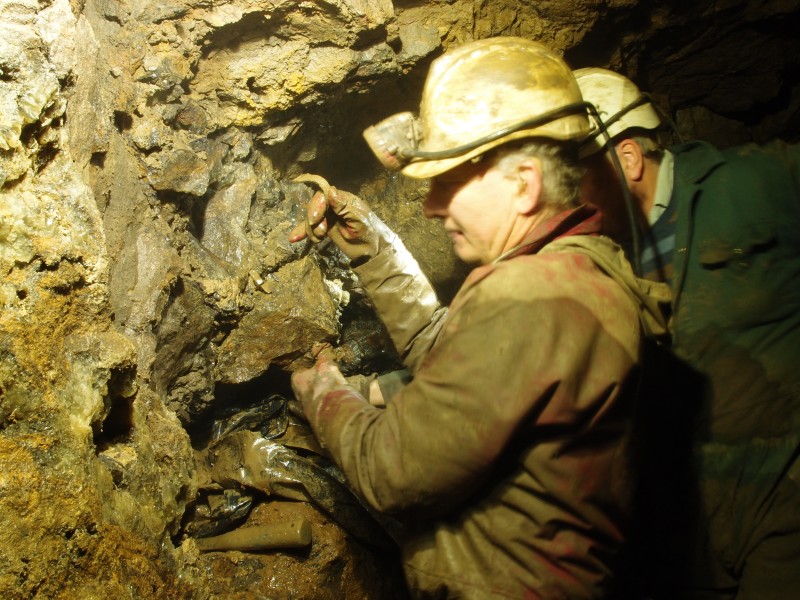 P1122415.JPG - Extraction in the cavity. Note plug and feathers.