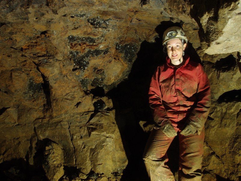 P7270376.JPG - Fluorite cavities.