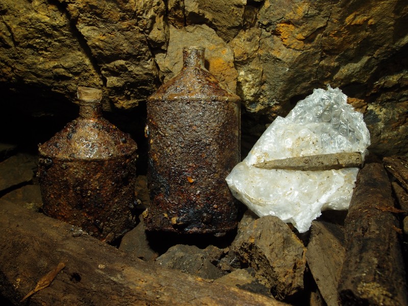 P7270386.JPG - Tin bottles, one with an intact stopper, steel nail on bubble wrap.