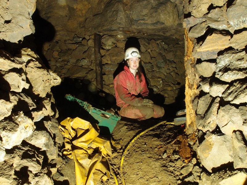 P7270405.JPG - Junction, right goes to the cleaning and wrapping area. Left to the entrance.