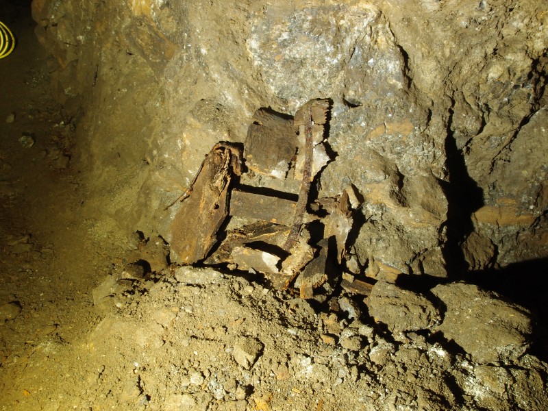 P7270416.JPG - Remains of the wheel barrow.