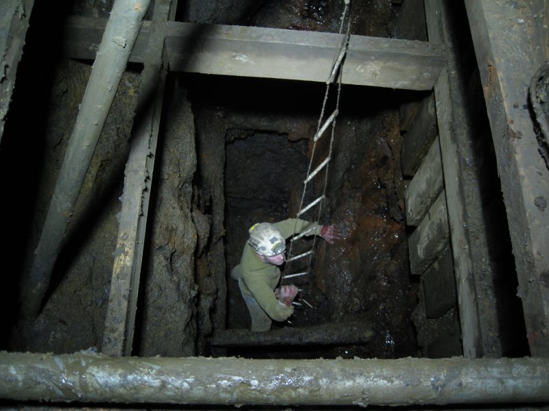 IMG_1356.jpg - The shaft so far, a timber collar has been built. Student Pete no doubt hoping the floor does not give way!