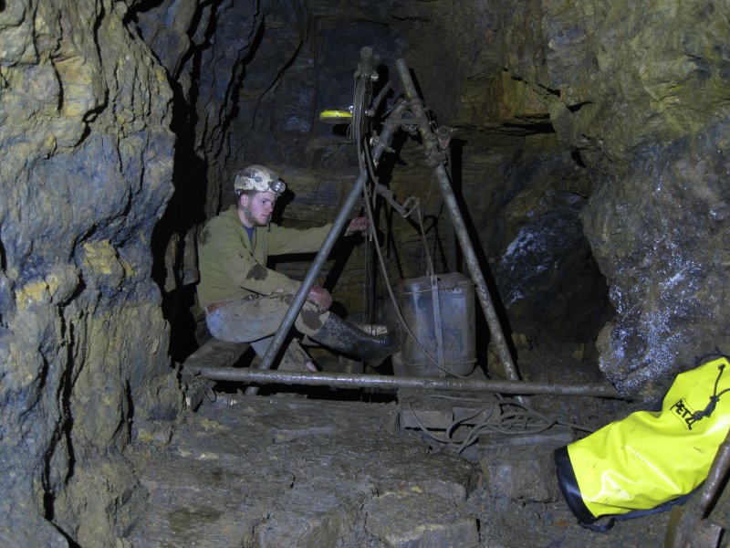 IMG_1357.jpg - Top of the shaft and winch frame.