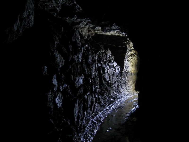 IMG_1381.jpg - Curve in the level with stacked deads. The water mark can be seen.