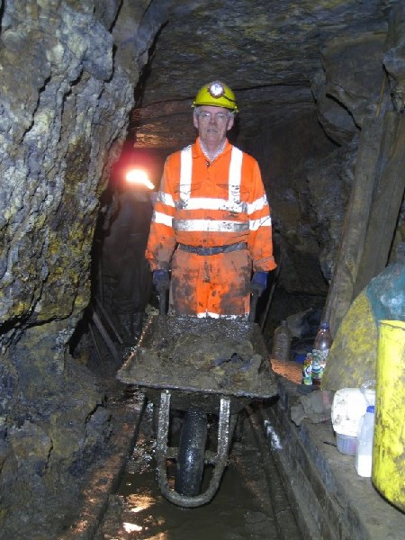 IMG_2175.jpg - A bit of barrowing, whilst clearing the muck from the wooden rails.