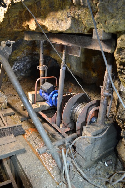 DSC_1513.JPG - Winch at shaft top.
