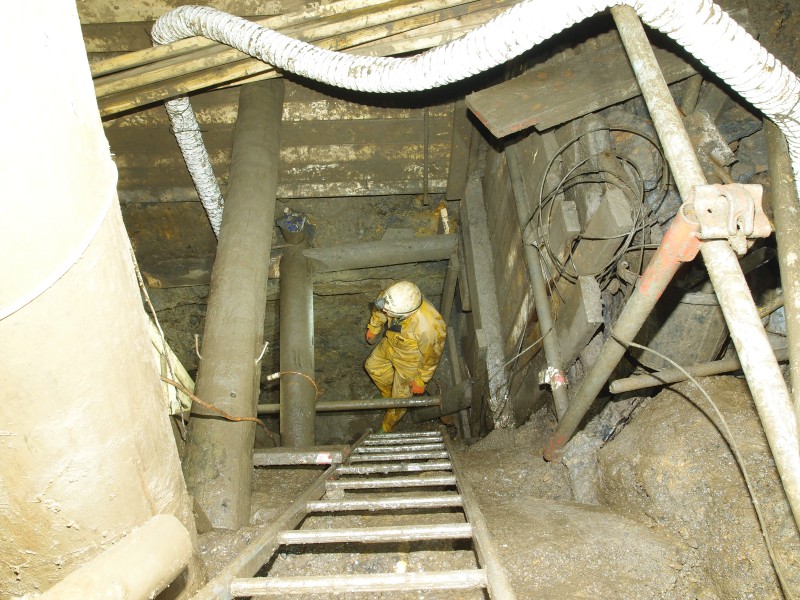 PB090916.JPG - Right at the shaft bottom.