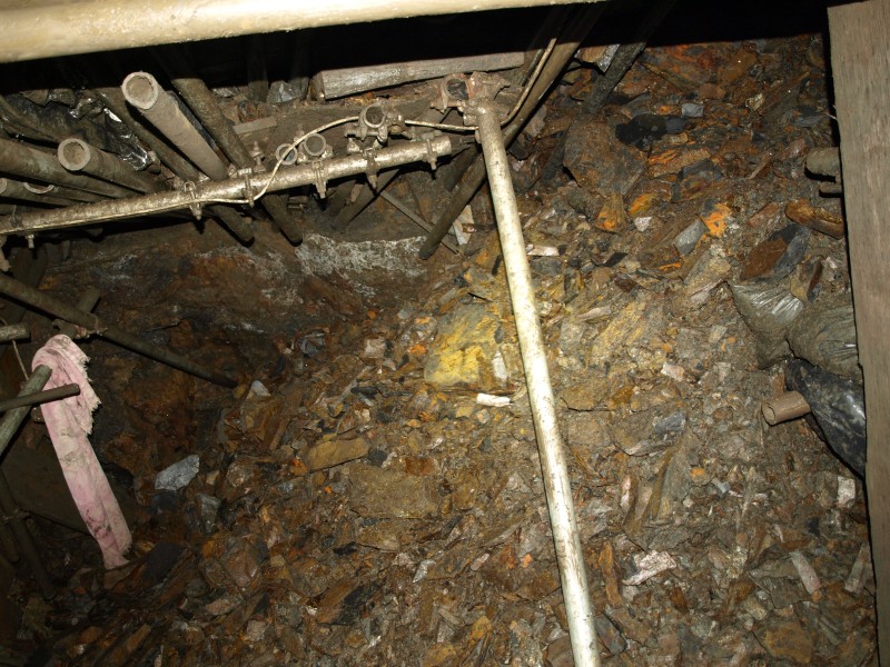 029.jpg - The aftermath of the fall on Sunday afternoon. Photo by Ben.