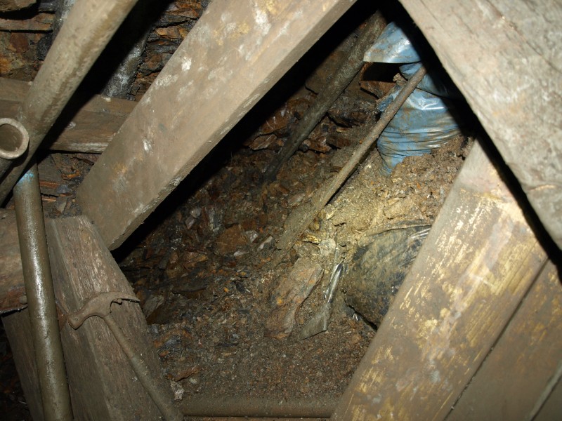 031.jpg - The aftermath of the fall on Sunday afternoon. Photo by Ben.