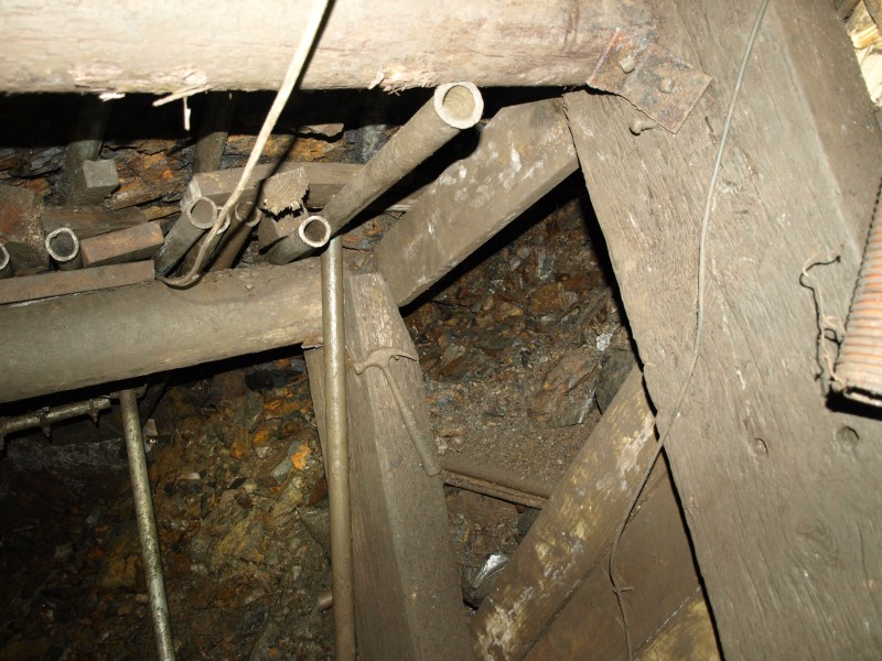 036.jpg - The aftermath of the fall on Sunday afternoon. Photo by Ben.