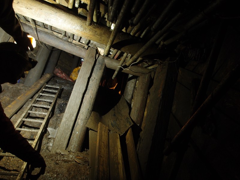 P3118450.JPG - Looking up from the shaft bottom.