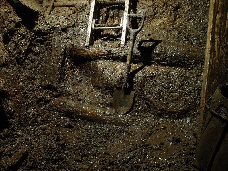 P3118452.JPG - At the shaft bottom, old timbers exposed on the foot wall.