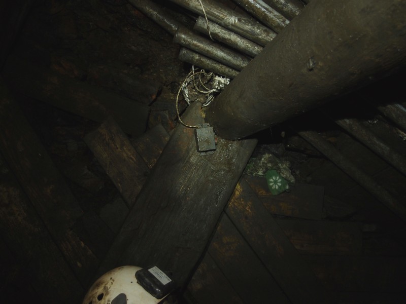 P2128177.JPG - Left hand shaft wall. Box with red button is winch signal.